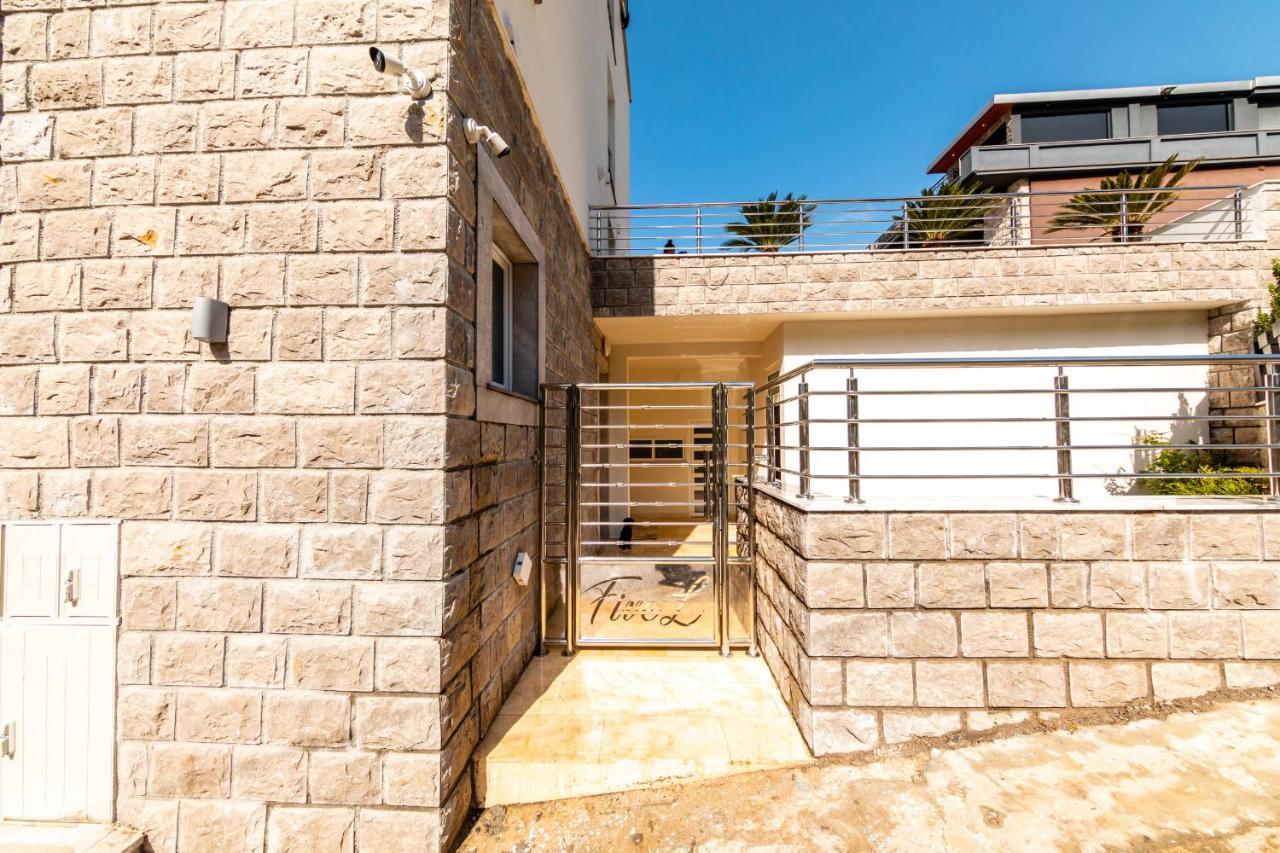 Five L Apartment *